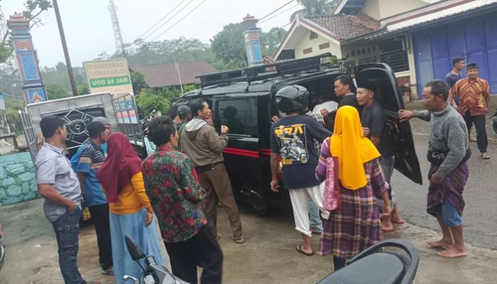 warga-pacitan-tertimpa-pohon