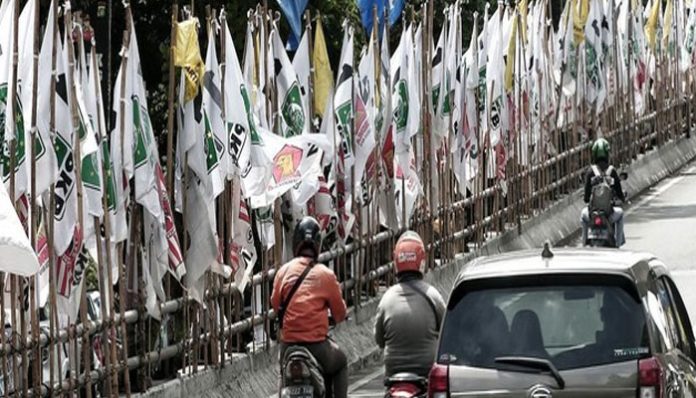 bendera-partai-di-jalanan