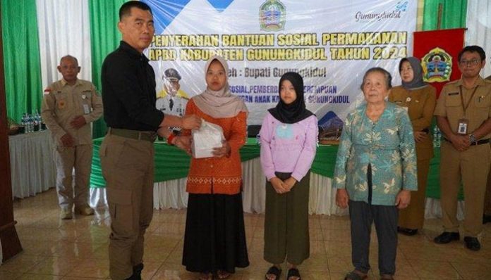 bupati-gk-berikan-makan-gratis