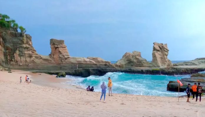 pantai-klayar-donorojo