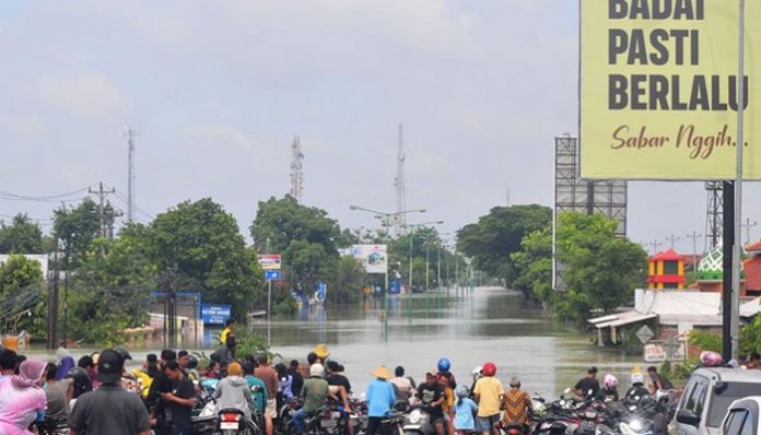 jalur-pantura-lumpuh-akibat-banjir-kudus-demak