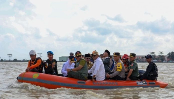 pj-gubernur-jateng-tinjau-banjir