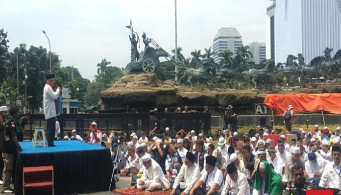 massa-aksi-gelar-salat-jumat-di-patung-kuda