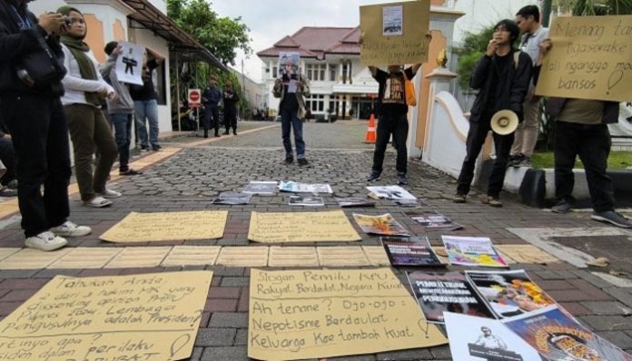 puluhan-massa-gelar-aksi-di-depan-kpu-diy