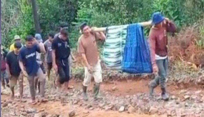 ibu-mau-lahiran-digotong-dengan-tandu