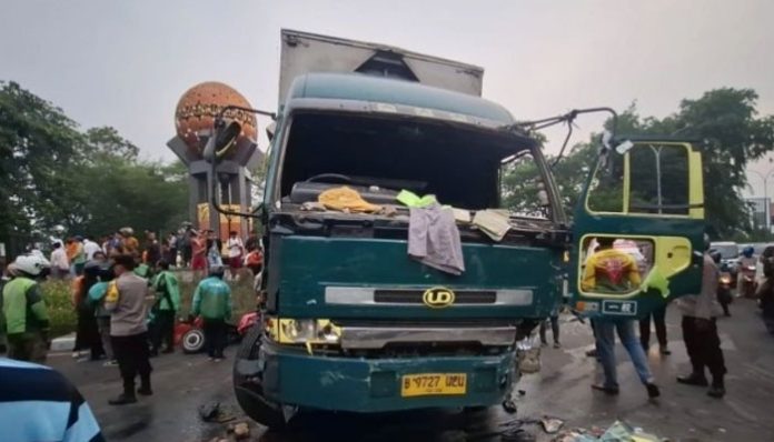 sopir-truk-gila