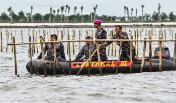 Sejumlah persolel TNI bongkar pagar laut Tangerang