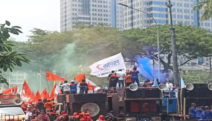 aksi-buruh-protes-korupsi-bbm