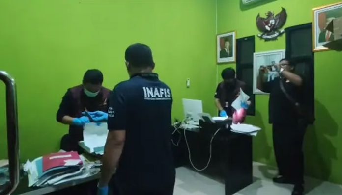 bareskrim-polri-geledah-kantor-desa-kohod