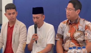 Kades Kohod Arsin Bin Sanip tengah