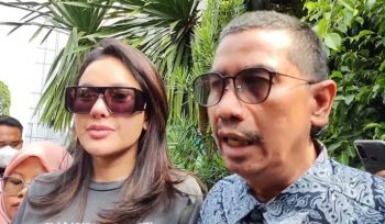 Nikita Mirzani bersama kuasa hukumnya
