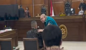 Momen Razman saat datangi Hotman Paris di ruang sidang