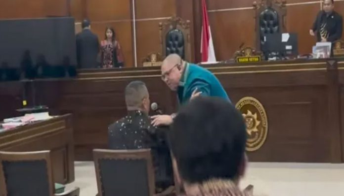 razman-datangi-hotman-paris-di-ruang-sidang