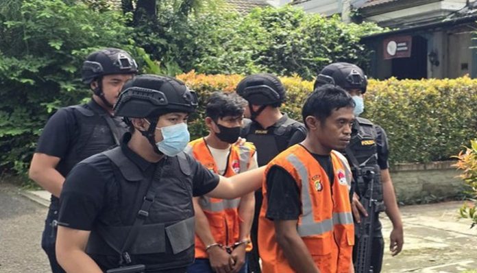 tampang-dua-tersangka-operator-pabrik-narkoba-di-sentul