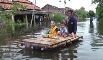 Warga desa Sayung gunakan rakit untuk aktivitas diluar rumah