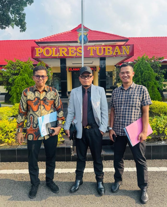 Untitled-1 Suradal Warta Wijaya,S.H.,C.Md ( Tengah ) Nugra Habel Marasi Sipayung,S.H (kiri) dan Vianto ,S.H ( Kanan)