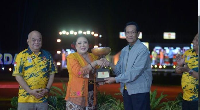 sri-sultan-hb-x-serahkan-trofi-bergilir