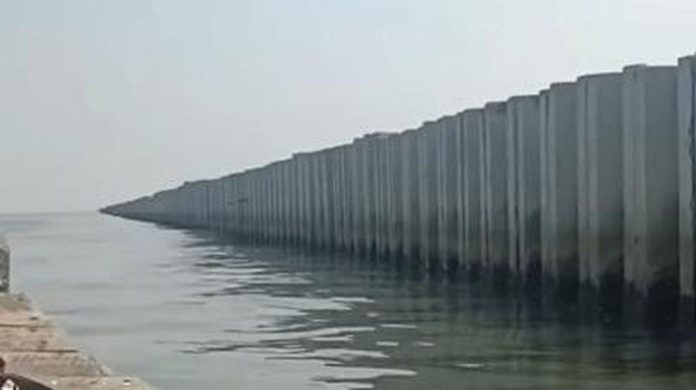 tanggul-beton-di-laut-cilincing