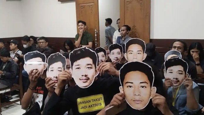 pengunjung-sidang