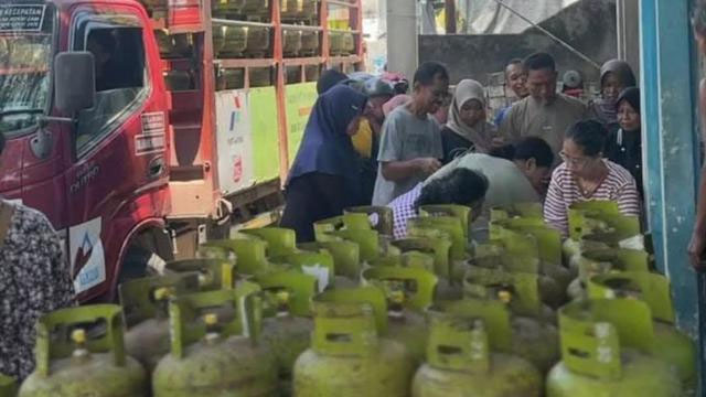 masyarakat-Tuban-antre-gas-elpiji