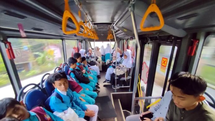 Ilustrasi bus sekolah gratis bus sekolah gratis