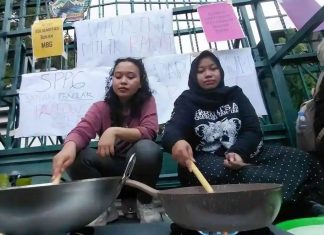 Massa Bara Puan Gelar Aksi Memasak Kemarahan Di Kantor Gubernur Jawa Tengah