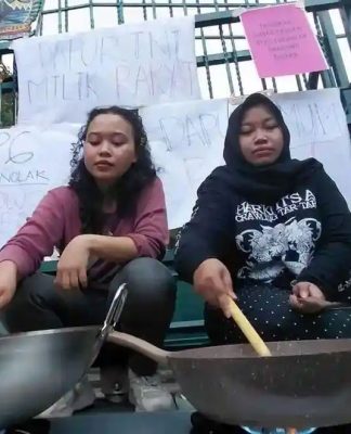 Massa Bara Puan Gelar Aksi Memasak Kemarahan Di Kantor Gubernur Jawa Tengah