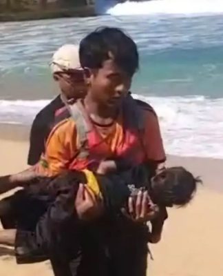 Satlinmas Rescue Istimewa II Baron Berhasil Selamatkan Dua Orang Wisatawan Yang Terseret Ombak Di Pantai Drini