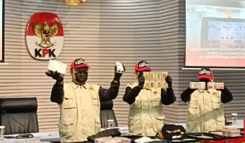 KPK tunjukkan barang bukti kasus bupati Sukoharjo