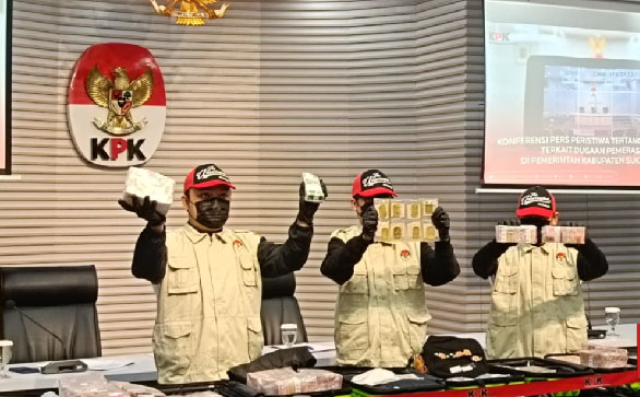 KPK tunjukkan barang bukti kasus bupati Sukoharjo