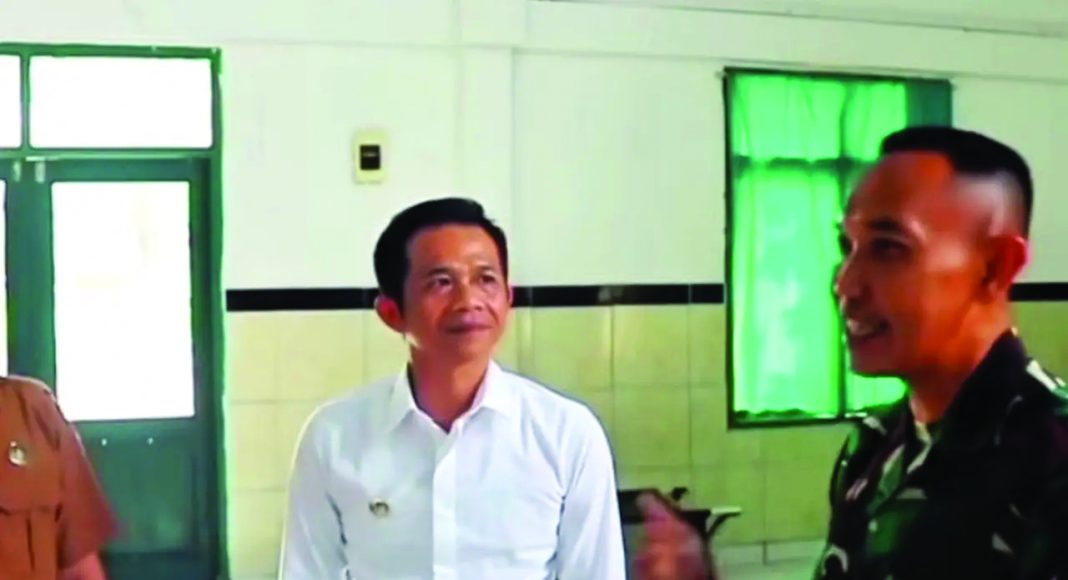 Bupati Purwakarta Saepul Bahri Binzen (kemeja putih)