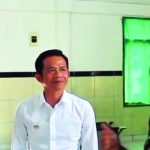 Bupati Purwakarta Saepul Bahri Binzen (kemeja putih)