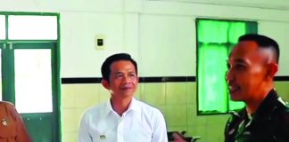 Bupati Purwakarta Saepul Bahri Binzen (kemeja putih)