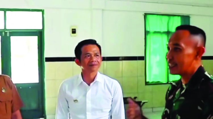 Bupati Purwakarta Saepul Bahri Binzen (kemeja putih)
