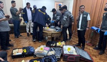 Barang bukti emas 74 kg dan uang yang ditemukan polisi di sebuah rumah di Sentul Bogor