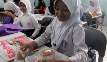 Siswa menaruh paket MBG