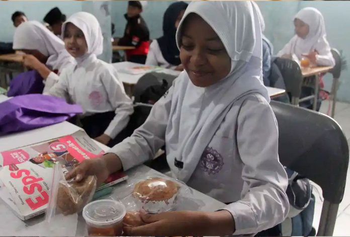 siswa-menunjukkan-mbg