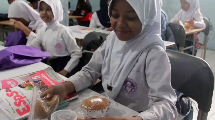 Siswa menaruh paket MBG