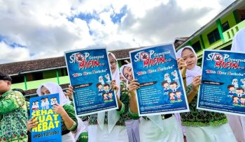 Sejumlah siswa SMA Pembangunan 2 Karangmojo membawa poster ajakan menolak narkoba
