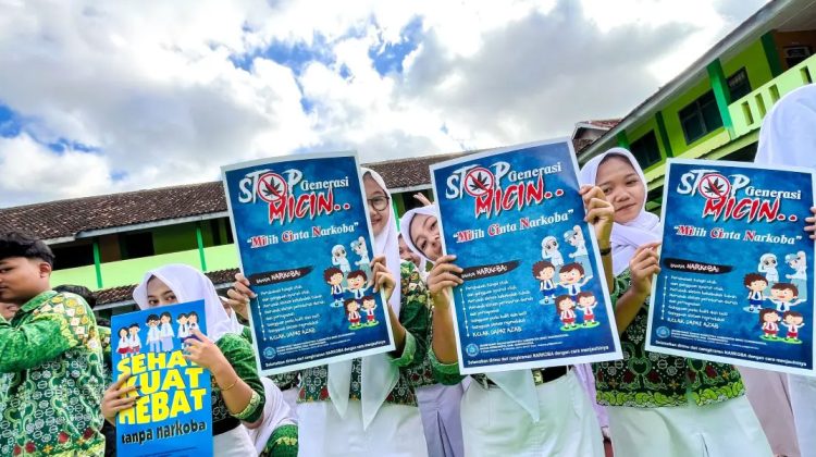 Sejumlah siswa SMA Pembangunan 2 Karangmojo membawa poster ajakan menolak narkoba